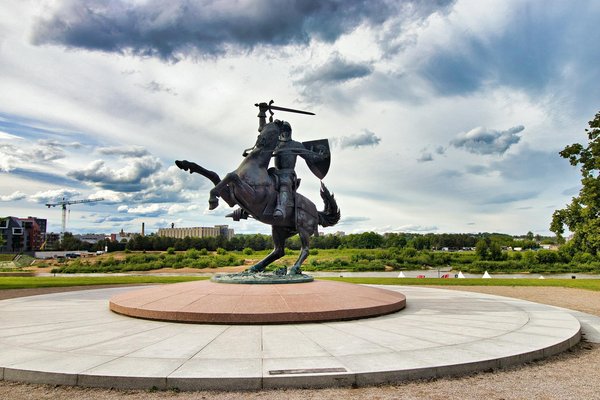 Comment organiser une croisière pour explorer les îles Féroé et leurs falaises abruptes?